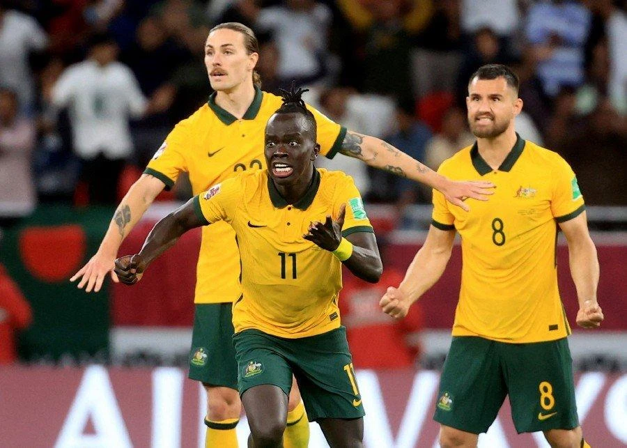 Awer Mabil (11) bước ra từ trại tị nạn và tỏa sáng trong màu áo đội tuyển Úc. Ảnh: GETTY