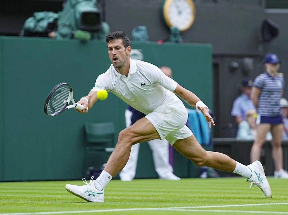 Tay vợt người Serbia nhận set thua đầu tiên trên mặt sân cỏ. Ảnh: GETTY