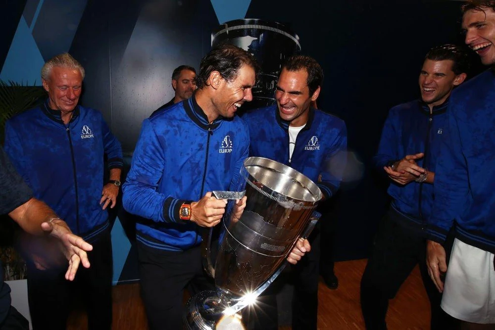 Nadal và Federer nâng cúp vô địch Laver Cup 2019. Ảnh: GETTY
