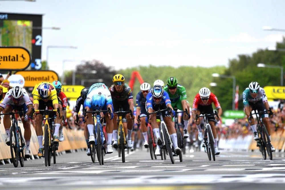 Sagan bị áo vàng Van Aert "khép phải" tại thời điểm tung nước rút ở mức đến. Ảnh: GETTY