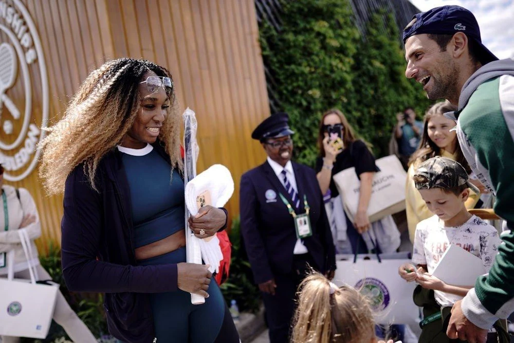 Nole đưa con trai đến xin chữ ký thần tượng Venus Williams. Ảnh: GETTY Nole đưa con trai đến xin chữ ký thần tượng Venus Williams. Ảnh: GETTY