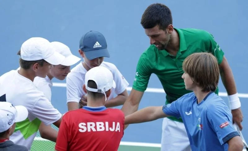 Djokovic thi đấu quần vợt với các tài năng nhí tại buổi khai trương. Ảnh: GETTY