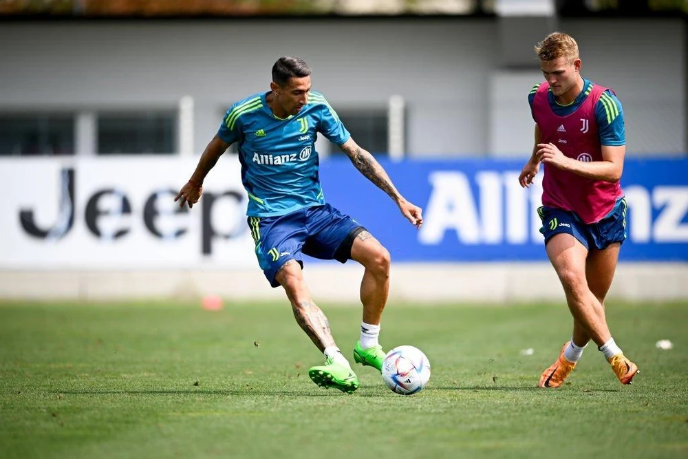 De Ligt (phải) tại buổi tập cuối trong màu áo của Juventus ngày 13-7. Ảnh: GETTY