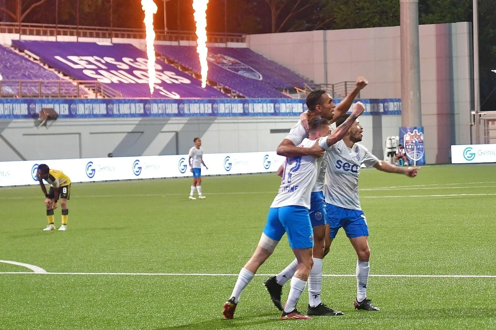 Henrique (giữa) ăn mừng chiến thắng phút bù giờ. Ảnh: ST