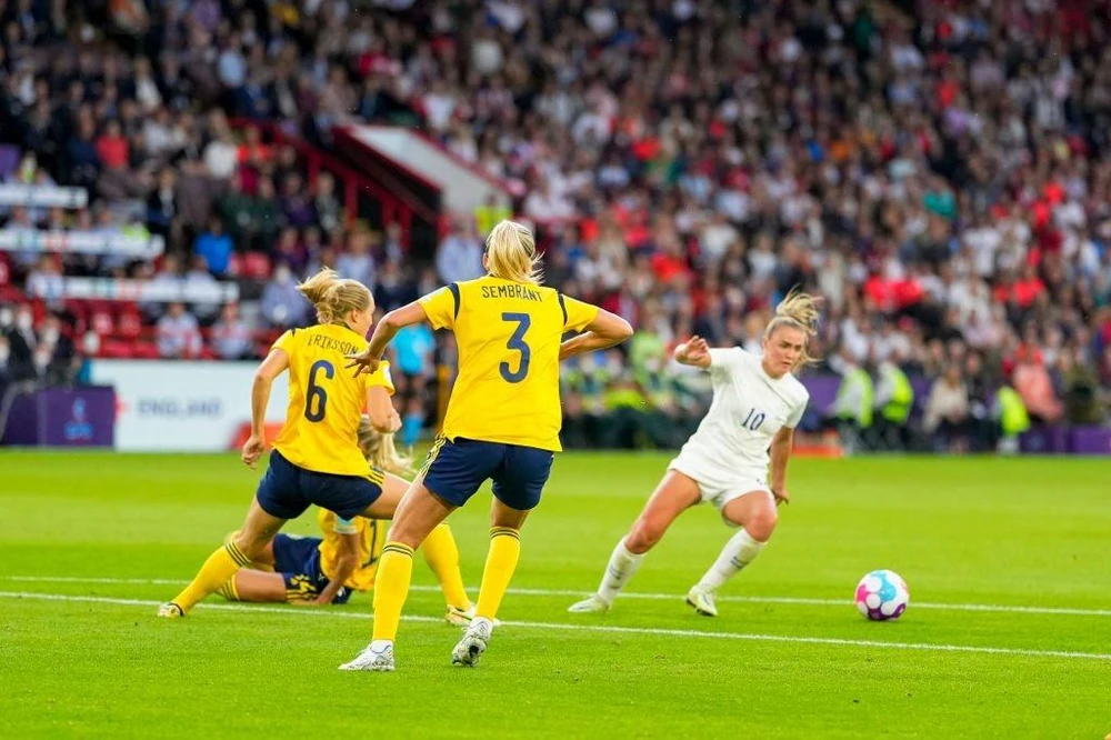 Georgia Stanway đi bóng trước hàng thủ Thụy Điển ở bán kết. Ảnh: GETTY