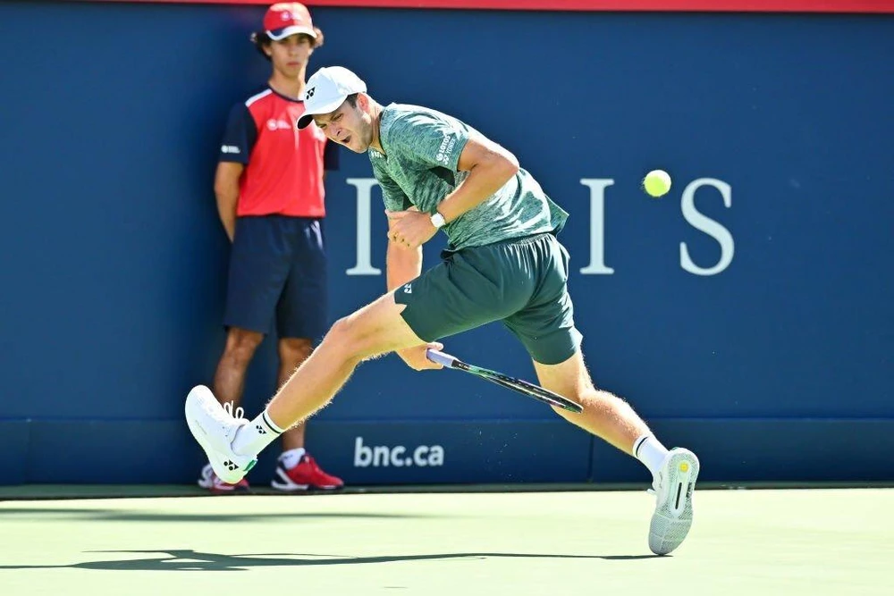 Hurkacz cứu thua sau một cú đánh bóng xuất sắc qua hai chân. Ảnh: GETTY