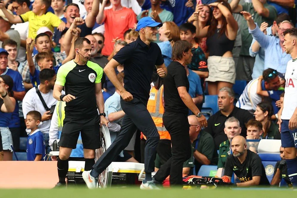 Conte "cà khịa" cách Tuchel ăn mừng bàn thắng. Ảnh: GETTY