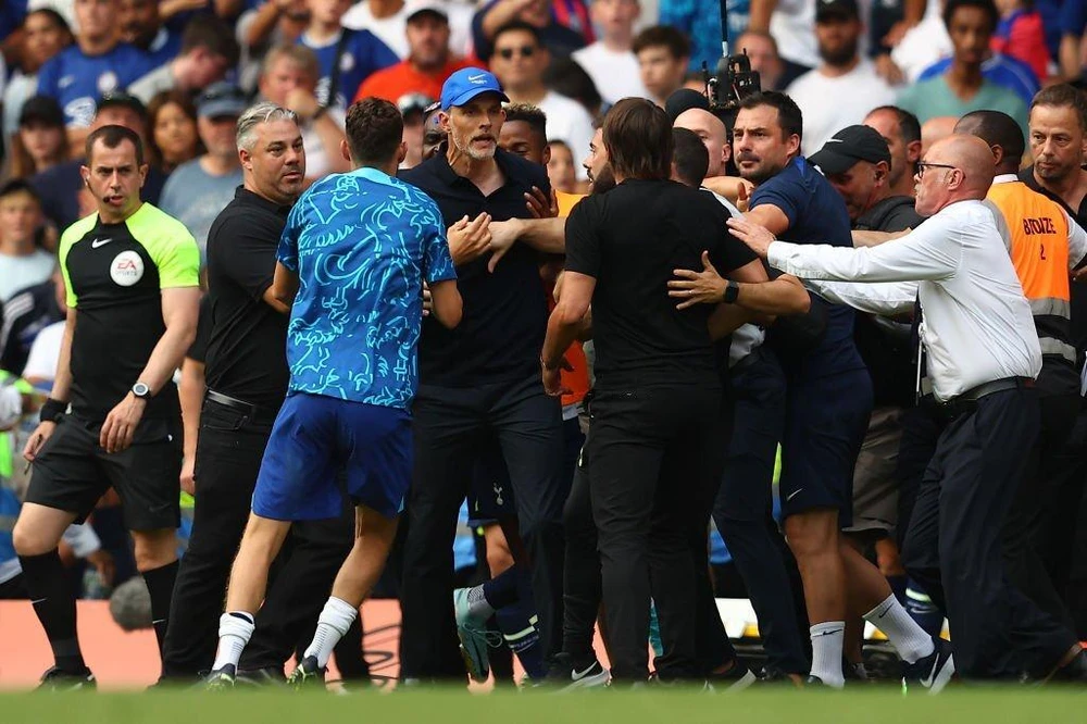 Cầu thủ và nhân viên hai đội lao vào can ngăn. Ảnh: GETTY