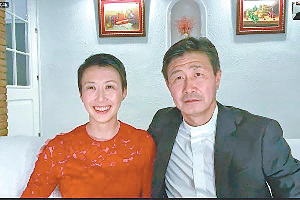 Ye Zhaoying và chồng, cựu ngôi sao bóng đá Hao Haidong. Ảnh: CMQ