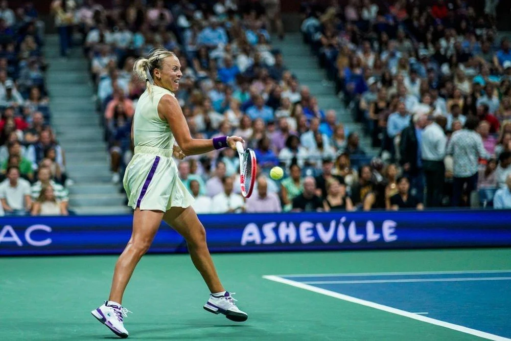 Kontaveit vất vả chống trả những cú đánh bóng cực mạnh của Serena. Ảnh: GETTY