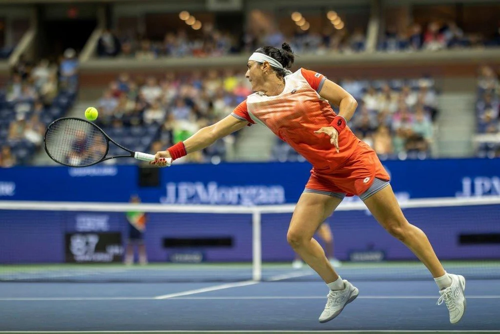 Jabeur nỗ lực cứu bóng trái tay. Ảnh: GETTY