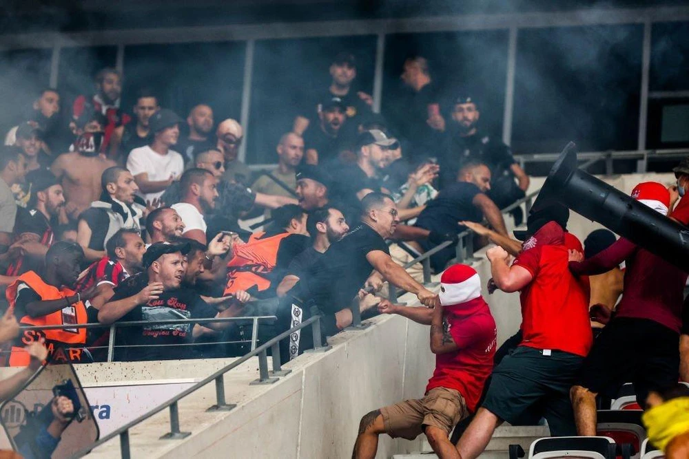 CĐV hai đội lao vào ăn thua đủ. Ảnh: GETTY