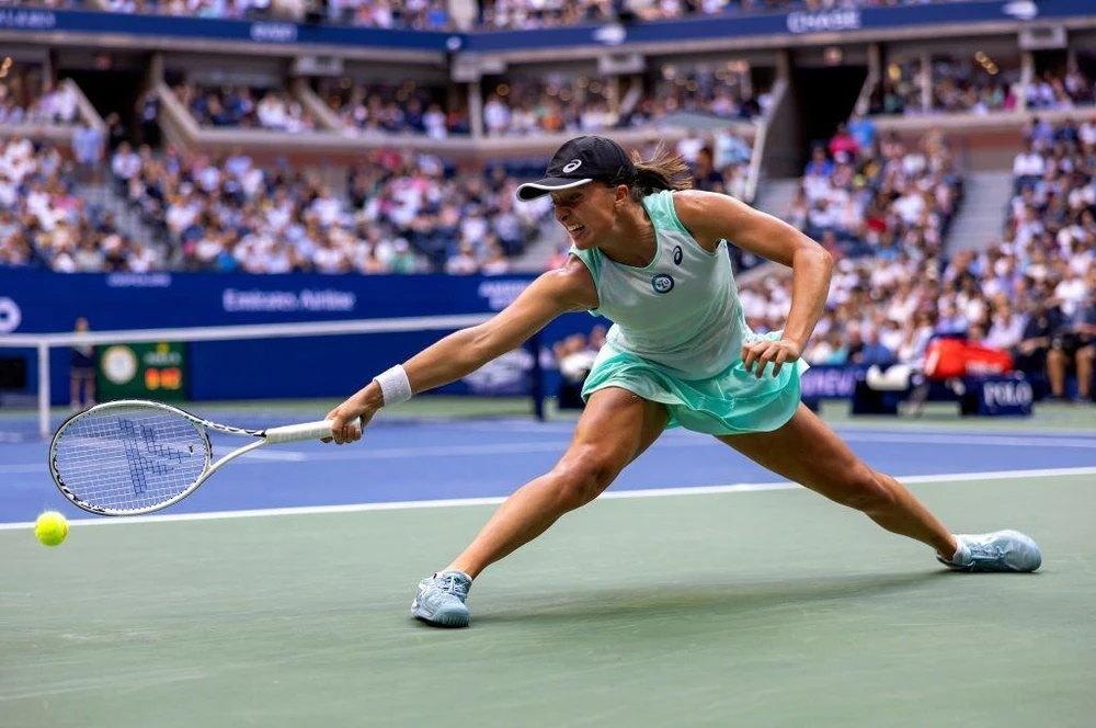 Di chuyển nhanh nhẹn giúp Swiatek tạo nên thế trận vượt trội so với Jabeur. Ảnh: GETTY