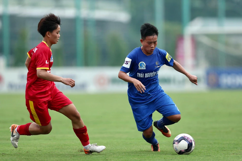 ...trước khi Thái Nguyên T&amp;T (xanh) giành lại 1 điểm từ chấm 11 m.