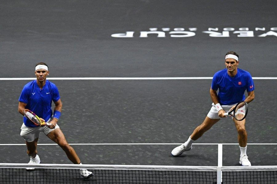 Nadal đánh đôi cùng Federer trong màu áo Team châu Âu. Ảnh: REUTERS