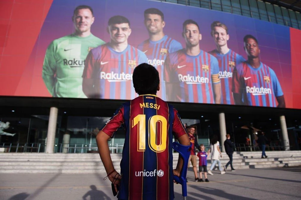 Người hâm mộ vẫn mặc áo đấu của Messi dù anh không còn thi đấu cho Barcelona. Ảnh: GETTY Người hâm mộ vẫn mặc áo đấu của Messi dù anh không còn thi đấu cho Barcelona. Ảnh: GETTY