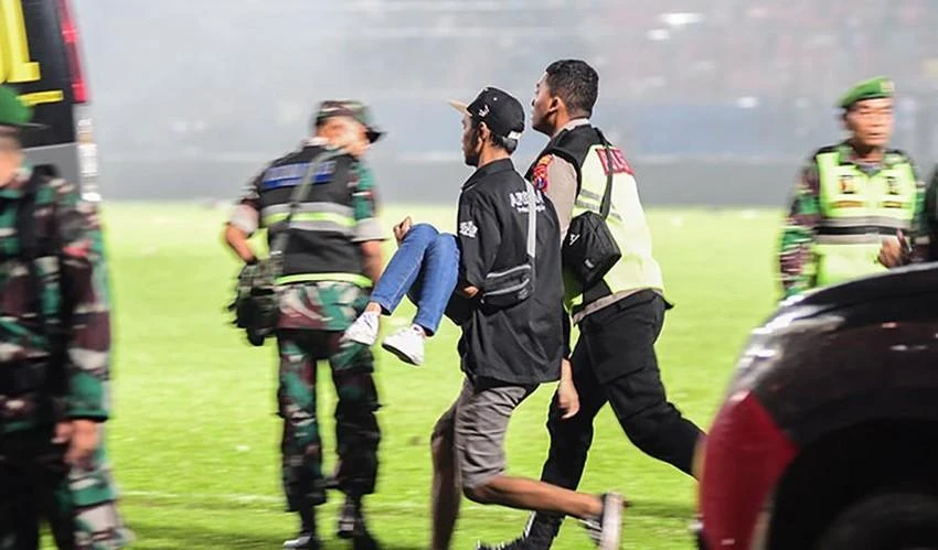 Các CĐV tự xoay sở trong vụ hỗn loạn. Ảnh: BOLA