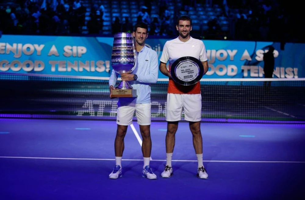 Djokovic và đồng hương Cilic nhận cúp tại giải Tel Aviv. Ảnh: GETTY