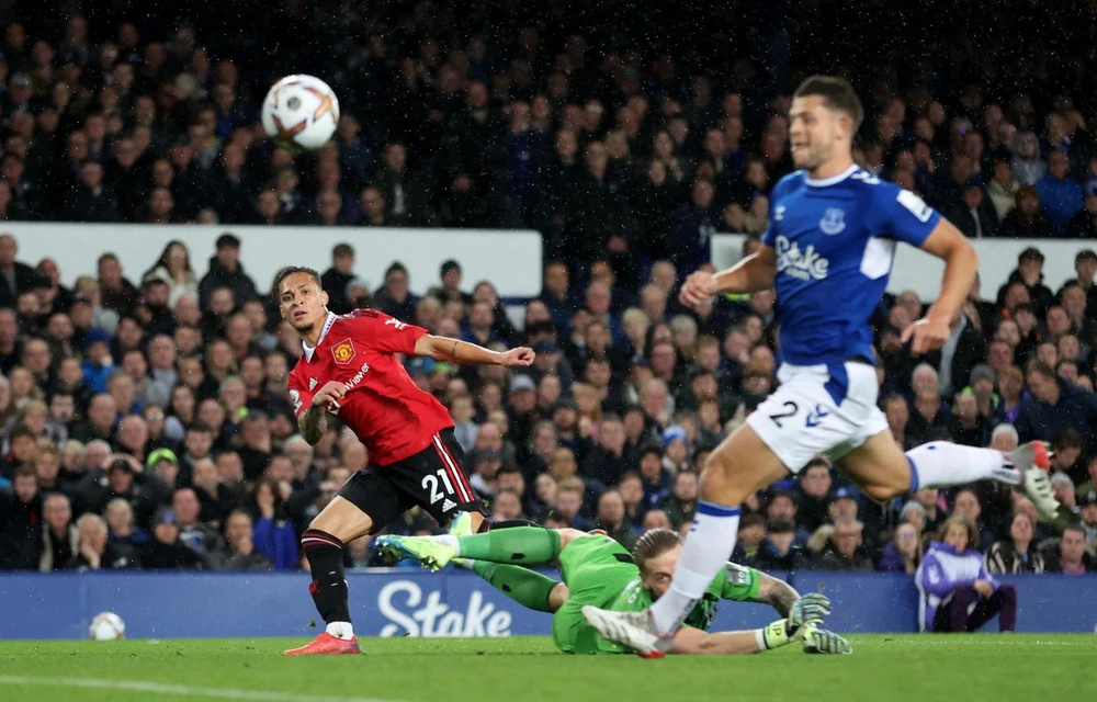 Antony ghi bàn gỡ cho MU từ đường chuyền của Martial. Ảnh: GETTY Antony ghi bàn gỡ cho MU từ đường chuyền của Martial. Ảnh: GETTY