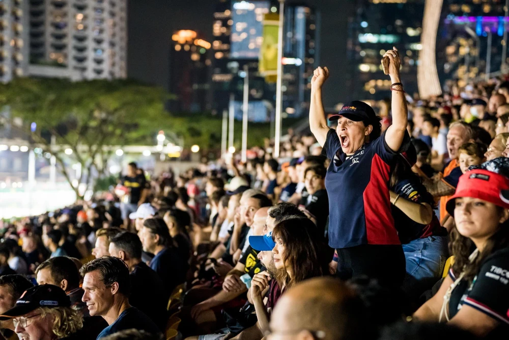 Người hâm mộ hào hứng với tốc độ qua các vòng đua. Ảnh: PHẠM HUY