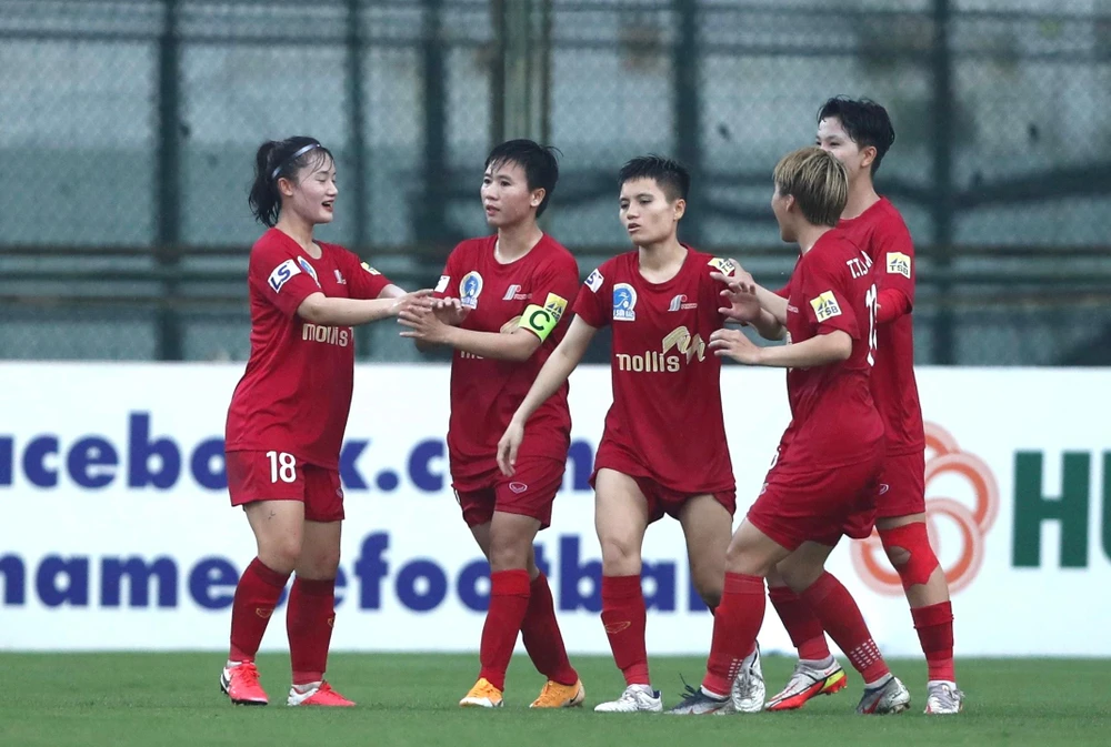 Tuyết Dung (C) và các đồng đội vui mừng với chiến thắng trở lại tốp 4. Ảnh: TSB