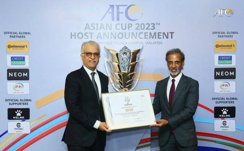 Chủ tịch AFC - Al Khalifa (trái) trao quyền đăng cai Asian Cup 2023 cho Qatar. Ảnh: AFC