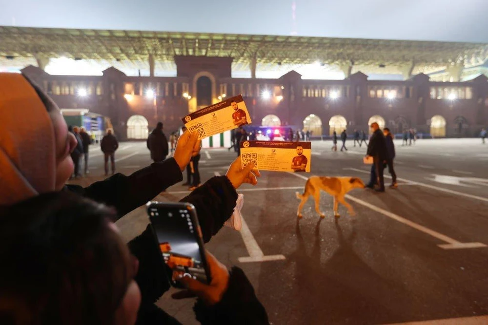 Người hâm mộ "khoe" vé World Cup. Ảnh: GETTY