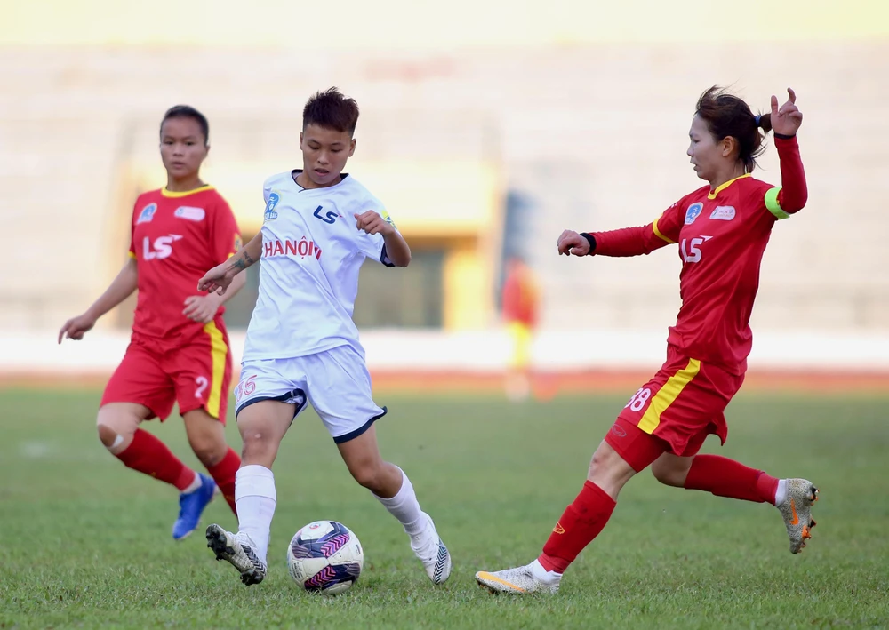 Đội trưởng Thùy Trang (phải) thi đấu lăn xả, luôn có mặt tại các "điểm nóng". Ảnh: TSB