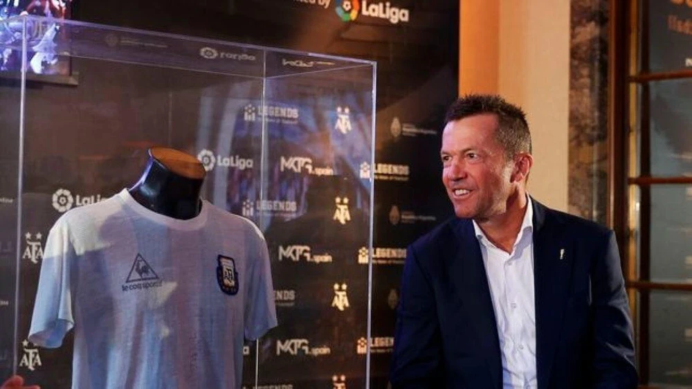 Cựu đội trưởng tuyển Đức Matthaeus bên cạnh chiếc áo đấu của Maradona. Ảnh: AP