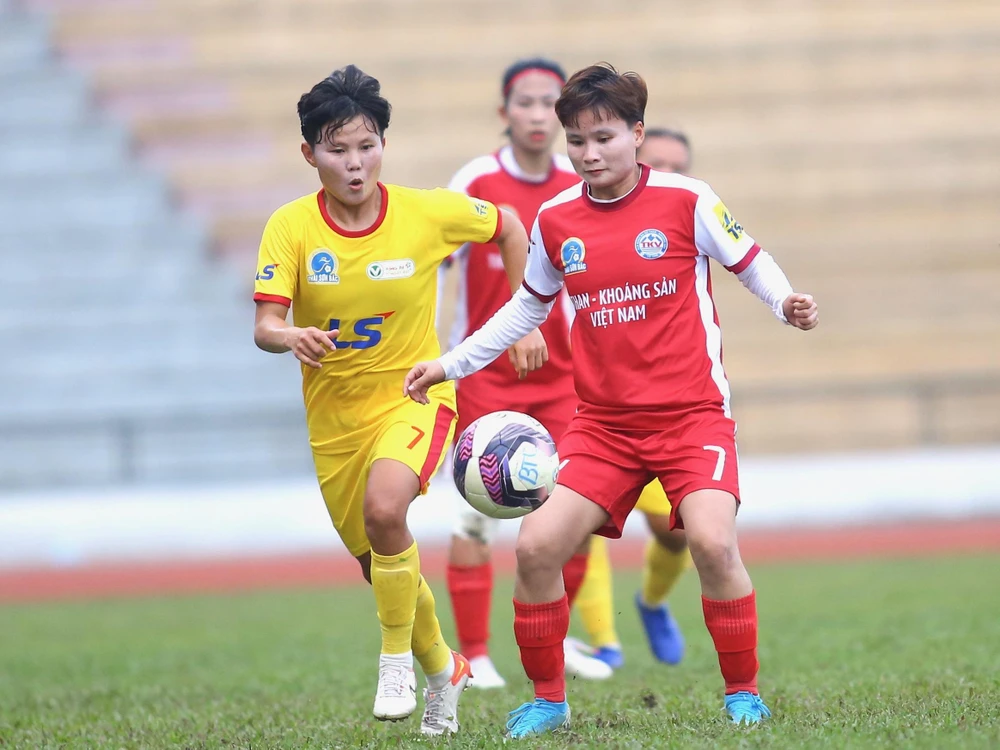 Bích Thùy (7) của TP.HCM I không thể "nổ súng" trong trận đấu gặp Than Khoáng Sản VN. Ảnh: TSB