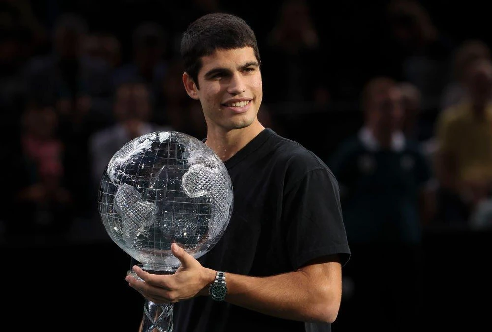 Alcaraz nhận cúp vị trí số 1 thế giới từ ATP. Ảnh: GETTY