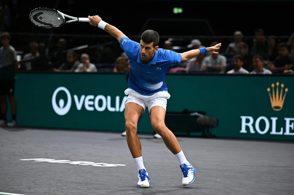 Đương kim vô địch Djokovic bay vào tứ kết Paris Masters. Ảnh: GETTY