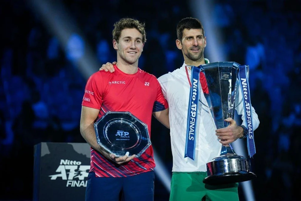 Casper Ruud và Djokovic trên bục nhận giải ATP Finals. Ảnh: GETTY