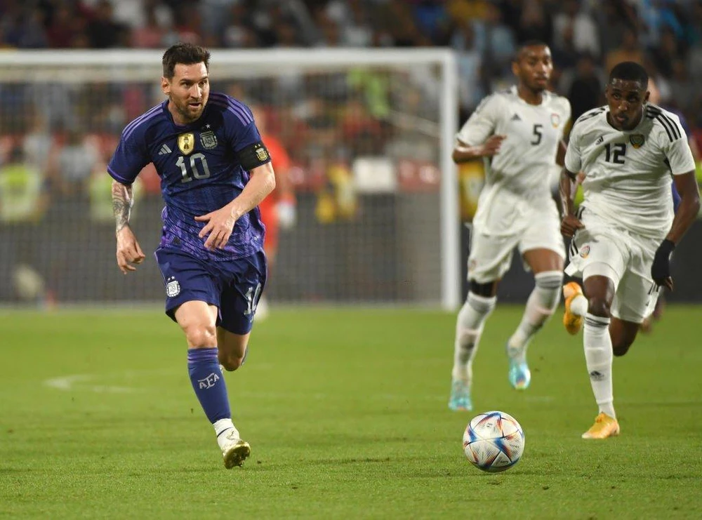 Messi đi bóng trong trận giao hữu thắng tuyển UAE. Ảnh: GETTY