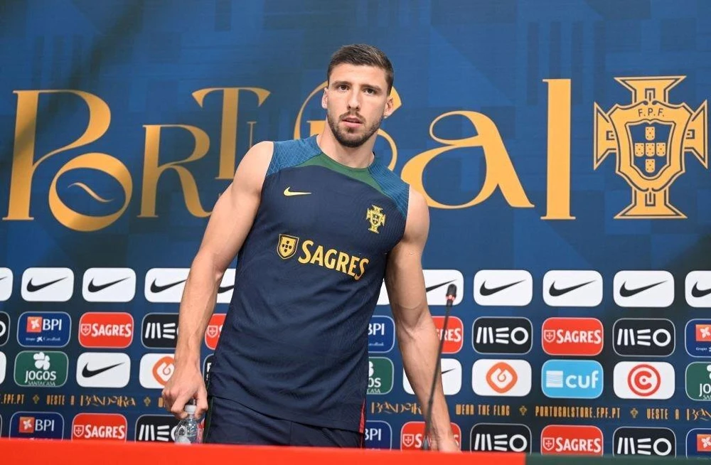 Hậu vệ Dias tại buổi họp báo trước trận đấu của bảng H. Ảnh: GETTY