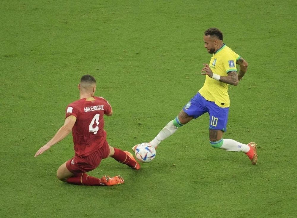 Tiền đạo Brazil, Neymar bị đau mắt cá chân trong cuộc đụng độ tuyển Serbia. Ảnh: GETTY Tiền đạo Brazil, Neymar bị đau mắt cá chân trong cuộc đụng độ tuyển Serbia. Ảnh: GETTY