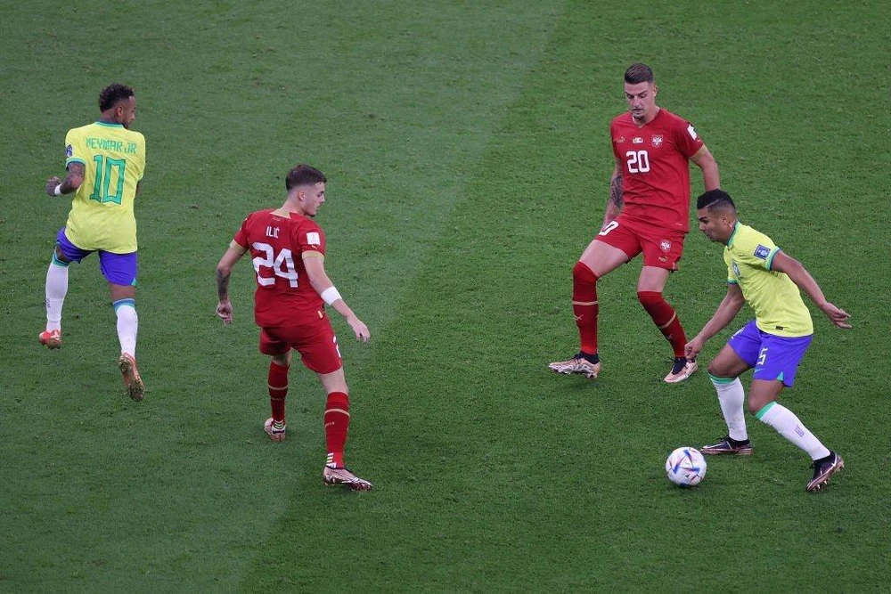 Neymar (10) và Casemiro (5) trong trận ra quân đánh bại Serbia 2-0. Ảnh: GETTY