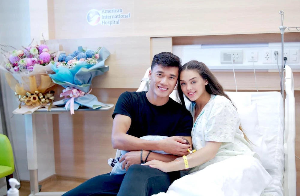 Thủ môn Tiến Dũng hạnh phúc cùng vợ bế con trai đầu lòng. Ảnh: FBVN