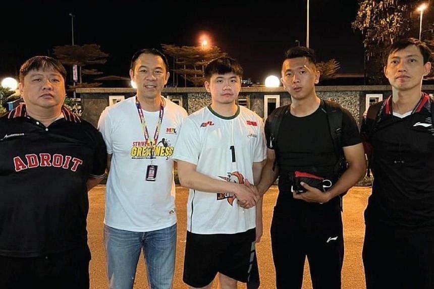 Poh Wei Hao (giữa) bắt tay giảng hòa với trọng tài Ho. Ảnh: MBL