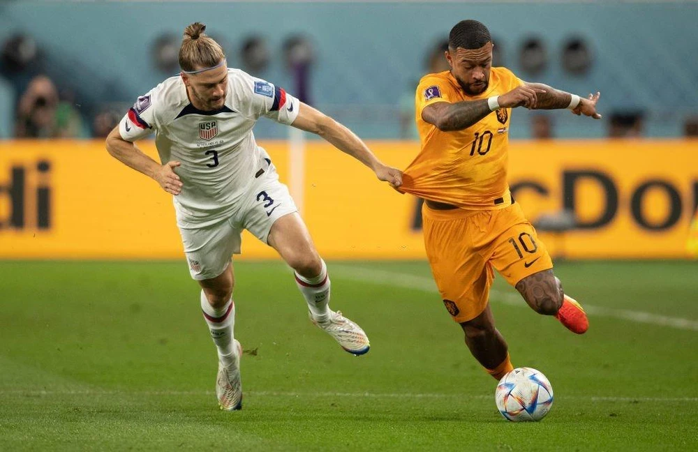 Zimmerman truy cản pha đi bóng của Depay. Ảnh: GETTY