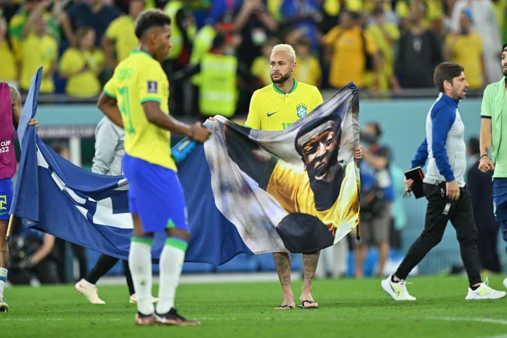 Siêu sao Neymar giơ băng rôn ủng hộ tinh thần "Vua bóng đá" Pele. Ảnh: GETTY