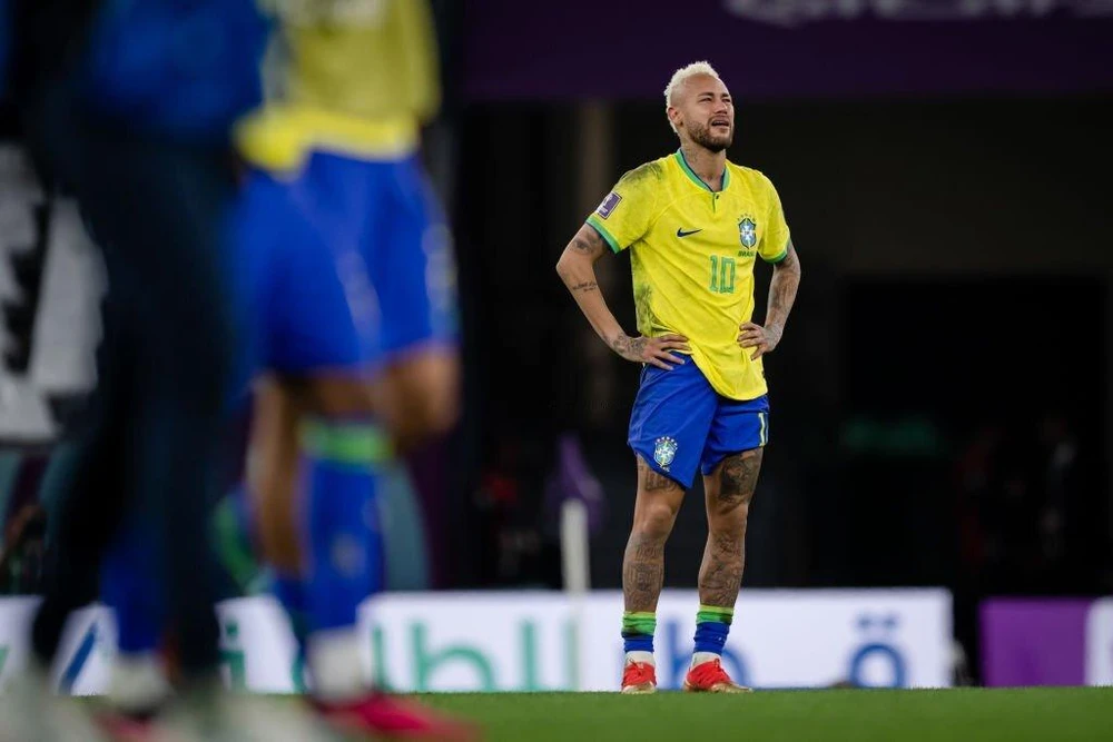 Neymar không kìm được nước mắt sau khi ứng viên vô địch Brazil bị loại khỏi World Cup 2022. Ảnh: GETTY