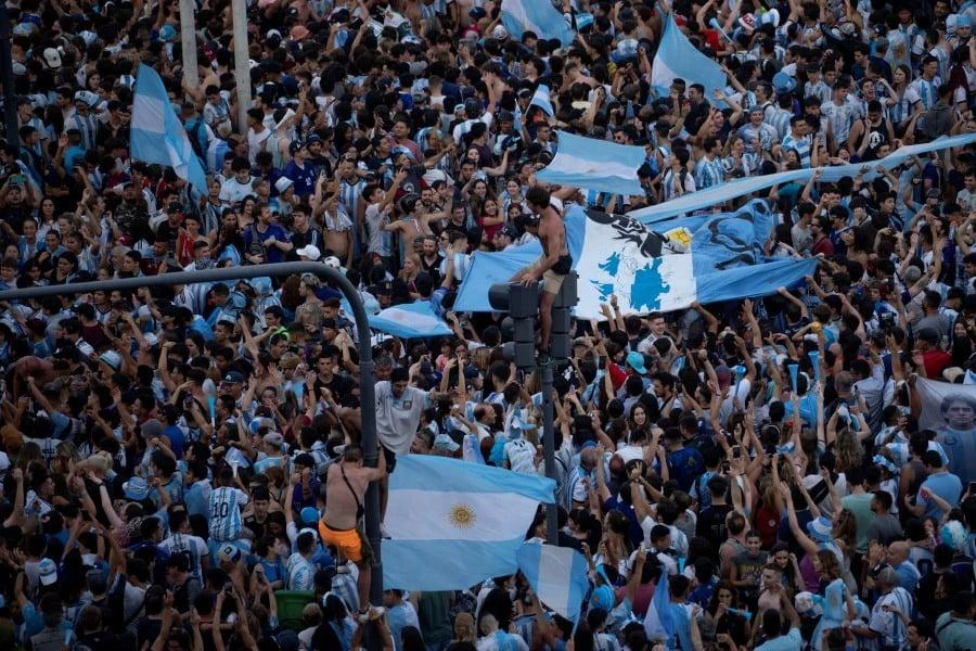 Quốc kỳ Argentina tung bay sau chiến thắng tại bán kết World Cup 2022. Ảnh: GETTY