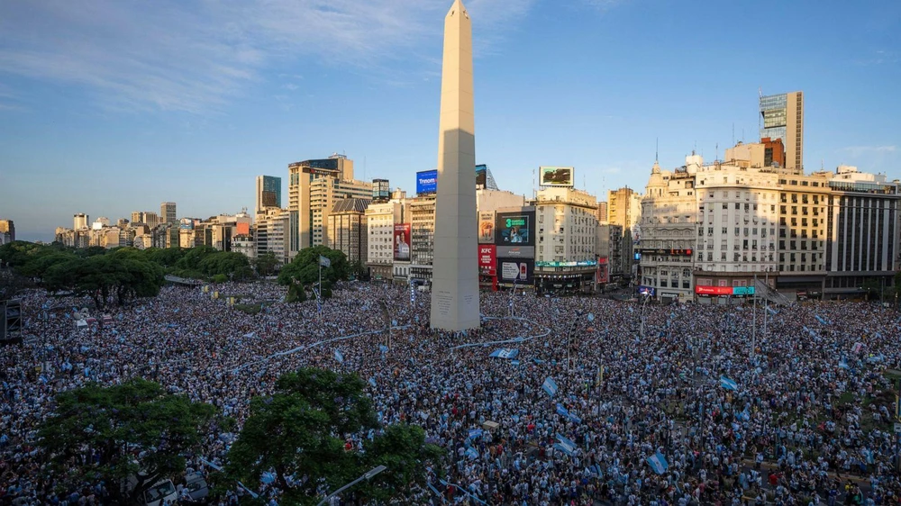 Biển người đổ ra đường ăn mừng chiến thắng của Argentina tại bán kết World Cup 2022. Ảnh: GETTY
