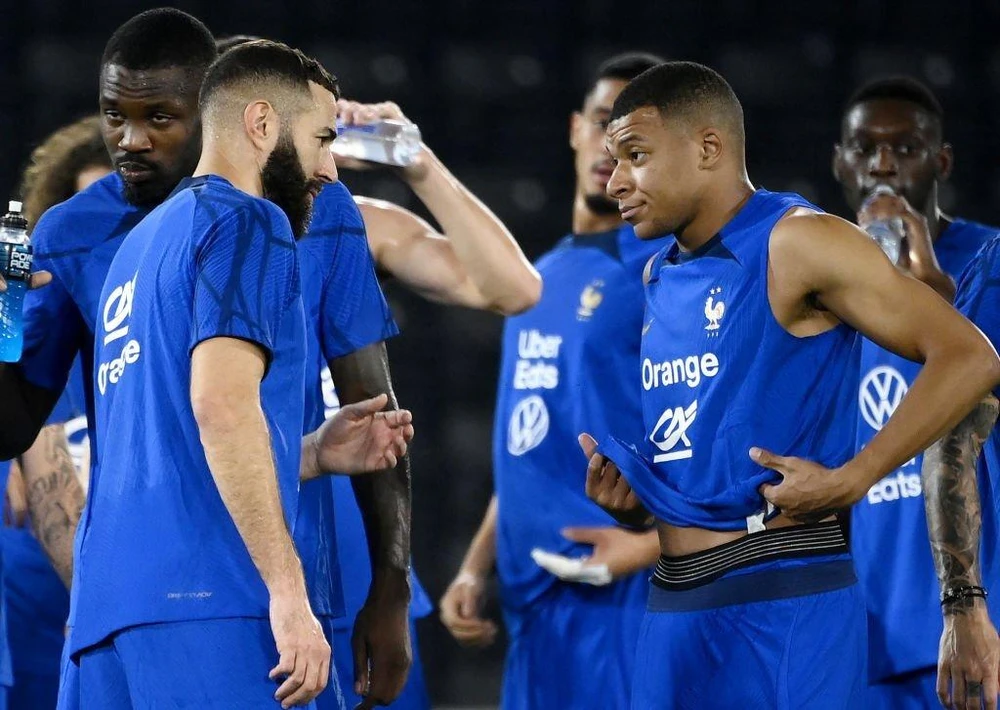 Benzema và Mbappe không còn cơ hội "sóng đôi" trong màu áo đội tuyển Pháp. Ảnh: GETTY