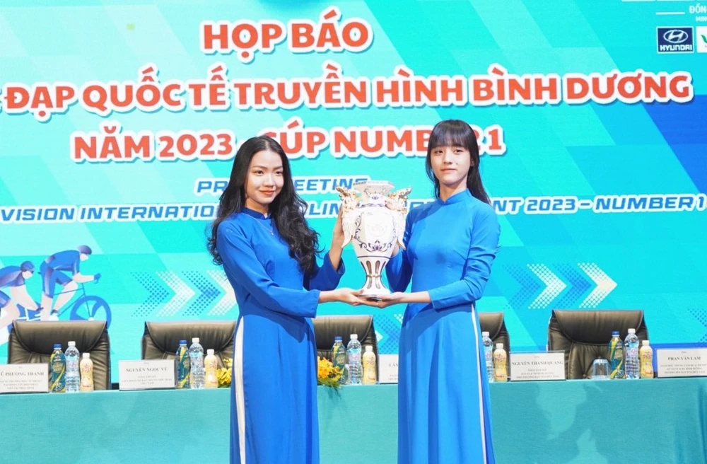 Cúp dành cho đội đoạt chức vô địch giải xe đạp quốc tế BTV 2023. Ảnh: PHẠM HUY