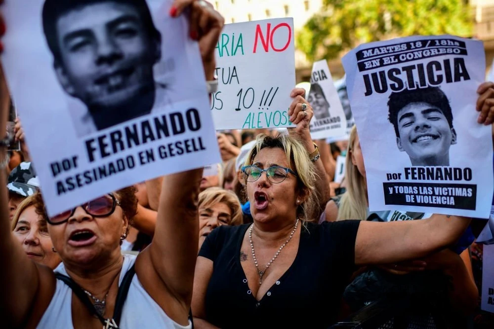 Hàng ngàn người đòi công bằng cho nạn nhân Frennando Baez. Ảnh: GETTY