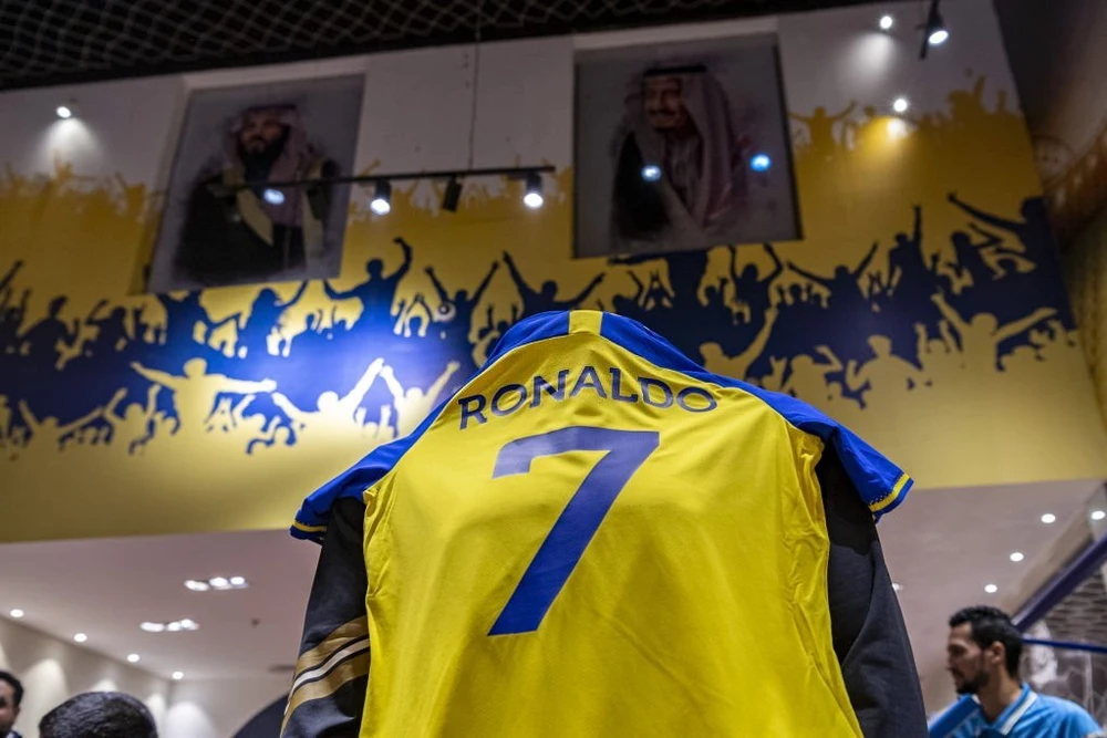 Áo đấu của Ronaldo đang trở thành mặt hàng "hot" tại quốc gia Vùng vịnh. Ảnh: GETTY