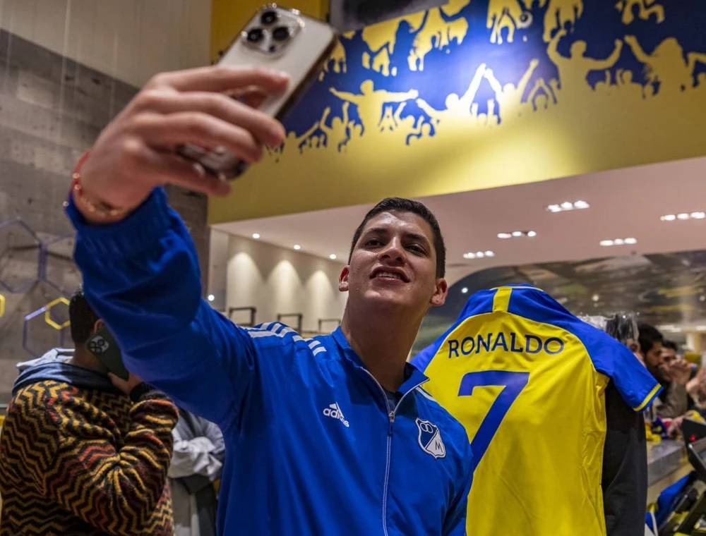Người hâm mộ Saudi Arabia mua áo đấu số 7 huyền thoại của Ronaldo. Ảnh: GETTY