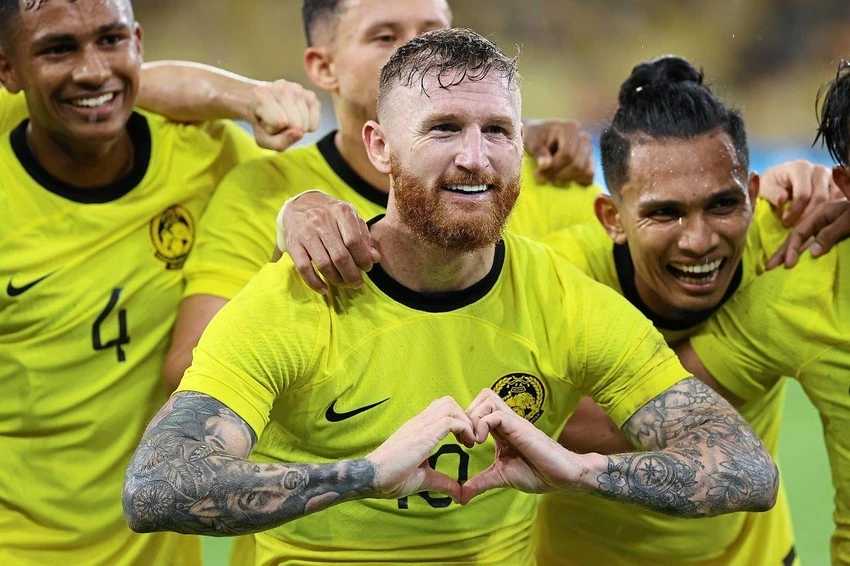 Tiền đạo nhập tịch Lee Tuck in dấu giày trong với bàn thắng thứ 4. Ảnh: BERNAMA